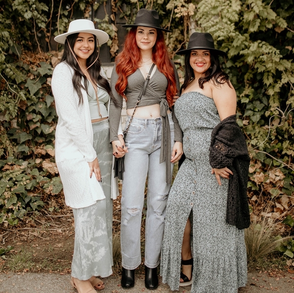 Wishlist Distressed Mom Jeans Size Large - Picture 2 of 3